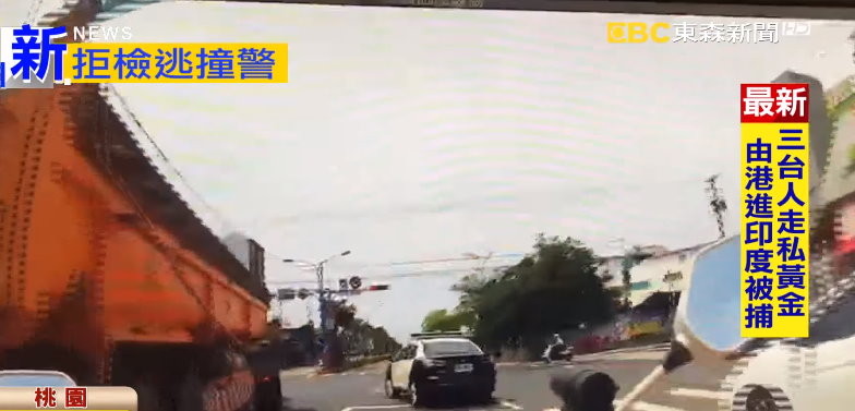 員警掛窗外！砂石車拒檢衝撞被開4槍　女駕駛哭：警察很大嗎。（圖／東森新聞）