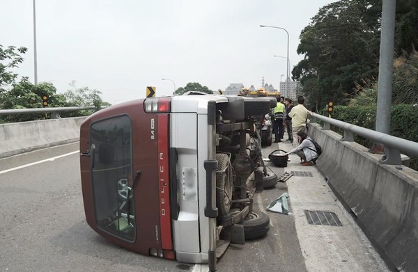 ▲▼   「螃蟹哥」連跨3車道往外切擠下交流道　害無辜廂型車遭擊落（圖／「國道公路警察局」，下同）