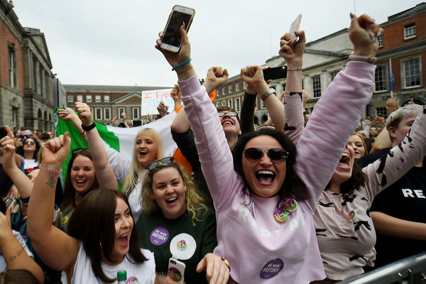 ▲▼ 愛爾蘭墮胎合法化公投結果出爐，高達66.4%選民支持修法，支持者上街歡呼。（圖／路透社）