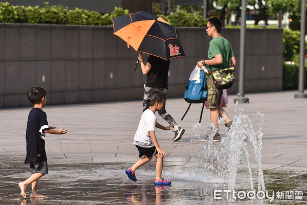 ▲▼熱浪,戶外噴泉,陽光,夏日,夏天,炎熱,天氣,高溫,中暑,烈日,紫爆,暑假,小朋友,兒童,缺水。（圖／記者李毓康攝）