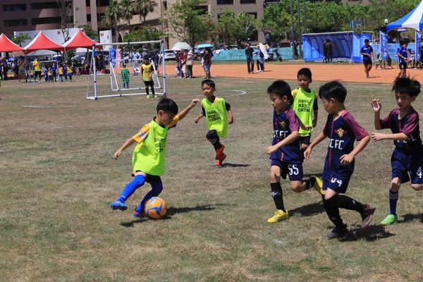 ▲安聯小小世界盃高雄區預賽共211隊在豔陽下熱戰       。（圖／主辦單位提供）