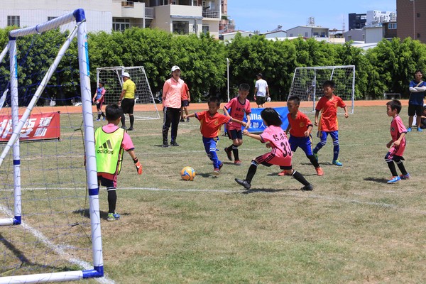 ▲安聯小小世界盃高雄區預賽共211隊在豔陽下熱戰       。（圖／主辦單位提供）