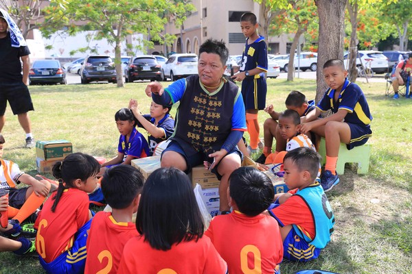 ▲屏東獅內獅國小教練鄔米魯夫契(中)率隊參加安聯小小世界盃。（圖／主辦單位提供）