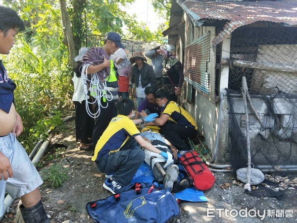 員警趕往現場救援，男子全身無力躺在擔架上，不停哀嚎，10多名警消三步併兩步，趕緊將這位跌落山谷的傷者抬上道路送醫急救。（圖／台東縣警察局提供）