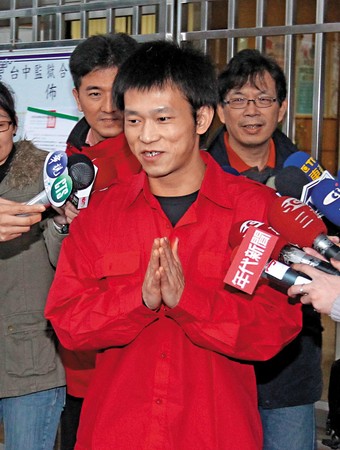 2012年3月12日，顏正國三度申請假釋獲准出獄，終於揮別蹲了11年的台中監獄。（中央社）