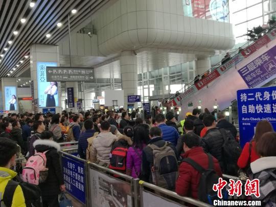 ▲▼運期間，廣州南站旅客正排隊驗票進站             。（圖／翻攝自中新網）