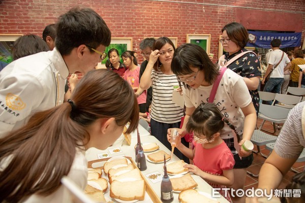 ▲嘉南藥理大學餐旅管理系，在歸仁區農會府城景觀園藝12號倉庫，舉辦「蜂狂美味」健康蜂蜜蔬食大挑戰活動，透過活潑闖關遊戲，讓民眾認識蜂蜜營養，並宣導食安與蔬果飲食新觀念。（圖／嘉藥提供）