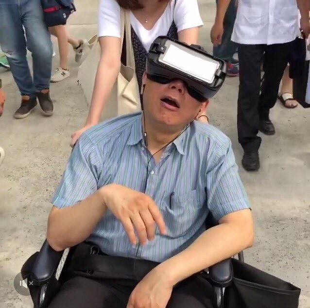 柯P體驗頭戴式VR（圖／翻攝柯文哲IG）