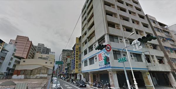 ▲▼高雄市鹽埕區的九龍大樓近期被掛上白布條。（圖／翻攝自Google Map、評論）