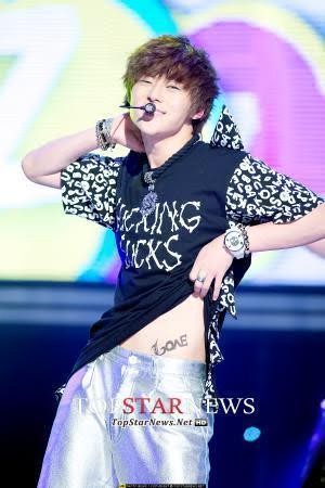 NU’EST 2013年主打歌《夢遊》，當時18歲的黃旼炫露出腰內肉。（網路圖片）