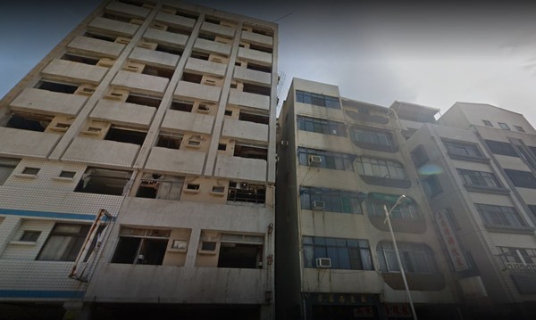 ▲▼高雄市鹽埕區的九龍大樓近期被掛上白布條。（圖／翻攝自Google Map）