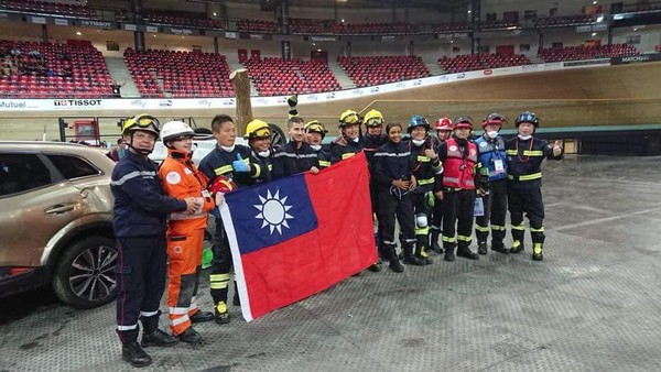 ▲▼台灣7名消防隊自費組團赴法參加「車禍救援與創傷脫困競賽」，獲得優等獎。（圖／翻攝爆料公社）