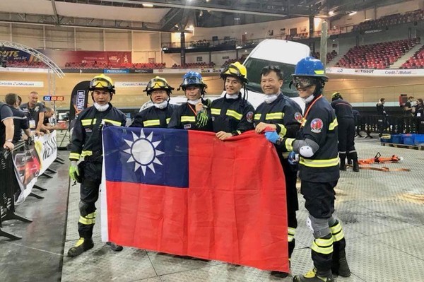 ▲▼台灣7名消防隊自費組團赴法參加「車禍救援與創傷脫困競賽」，獲得優等獎。（圖／翻攝爆料公社）