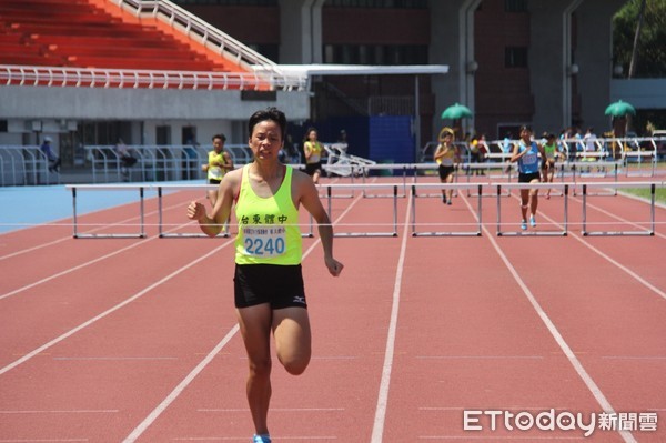 台東縣全縣運動會共計有3項5人次破大會紀錄，其中台東體中陽語慎在國中女子組400公尺跨欄決賽以67秒15打破大會紀錄，國中女子組鏈球前三名選手也都刷新紀錄。（圖／台東縣政府提供）