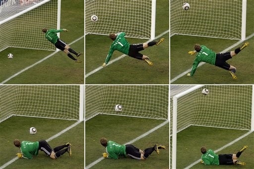 ▲2010年世足賽，蘭帕德在英格蘭和德國的巔峰對決中勁射進球，通過慢鏡頭重播可以清晰的看到皮球整體越過了門線，但是裁判卻將此球判為無效           。（圖／達志影像／美聯社）