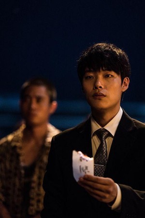柳俊烈飾演前毒販，與趙震雄聯手追緝毒梟。（車庫娛樂提供）
