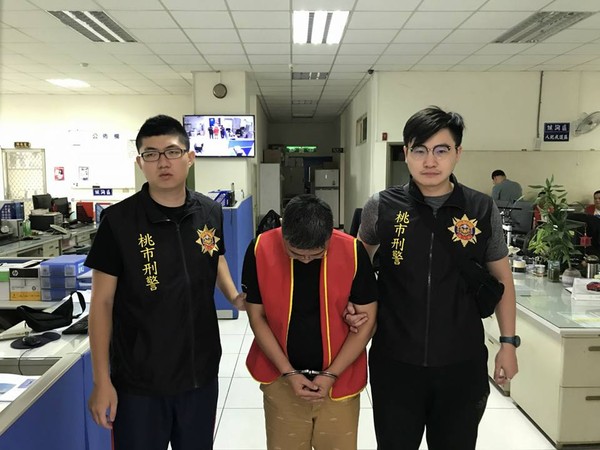 ▲▼花1千買背心、2千購槍冒充刑警　男遇真警察落跑：只是想炫耀！ （圖／桃園市政府警察局，下同）