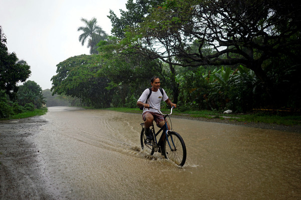 ▲▼亞熱帶風暴（Subtropical Storm）艾伯托（Alberto）襲擊中美洲地區，古巴街道淹水。（圖／路透社）