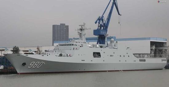中國海軍第5艘071型船塢登陸艦「龍虎山號」近日已刷上弦號「980」，預計未來入列東海艦隊。（圖／翻攝自新浪軍事）