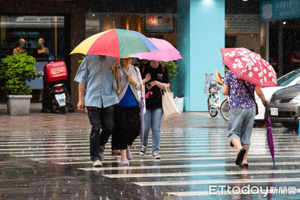 ▲▼下雨天,行人,撐傘,躲雨,降雨,午後熱對流,午後雷陣雨。（圖／記者季相儒攝）