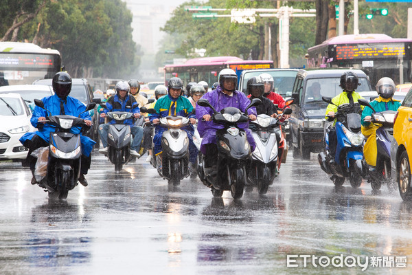 ▲▼下雨天,機車騎士,通勤族,機車雨衣,交通安全,降雨,午後熱對流,午後雷陣雨。（圖／記者季相儒攝）