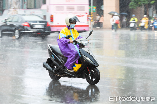 ▲▼下雨天,機車騎士,通勤族,機車雨衣,交通安全,降雨,午後熱對流,午後雷陣雨。（圖／記者季相儒攝）