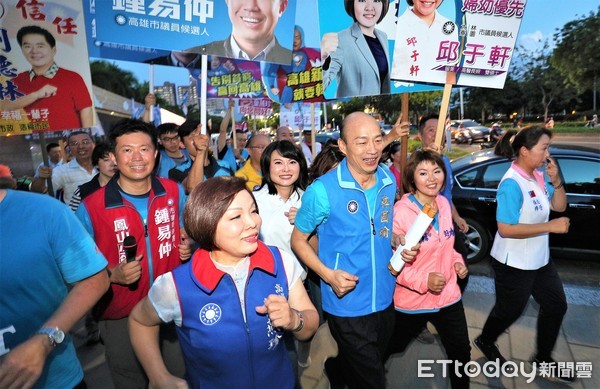 ▲國民黨全台接力路跑過境高雄，民眾反應熱烈。（圖／記者宋德威攝）