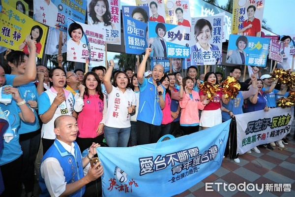 ▲國民黨全台接力路跑過境高雄，民眾反應熱烈。（圖／記者宋德威攝）