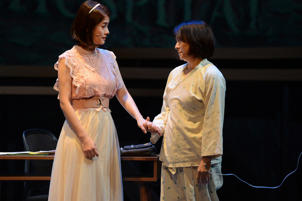 ▲▼王樂妍（左）被劇中飾演媽媽楊麗音這樣一握，心中感到非常溫暖。（圖／故事工廠提供）