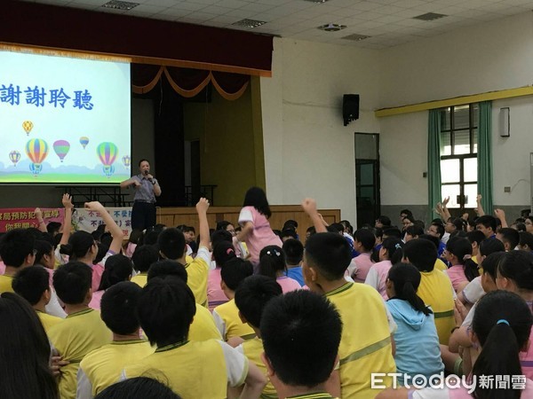 ▲台南市婦幼警察隊，受邀至永康區永康國民小學，向五、六年級師生約800人進行婦幼安全與預防犯罪宣導。（圖／警方提供）