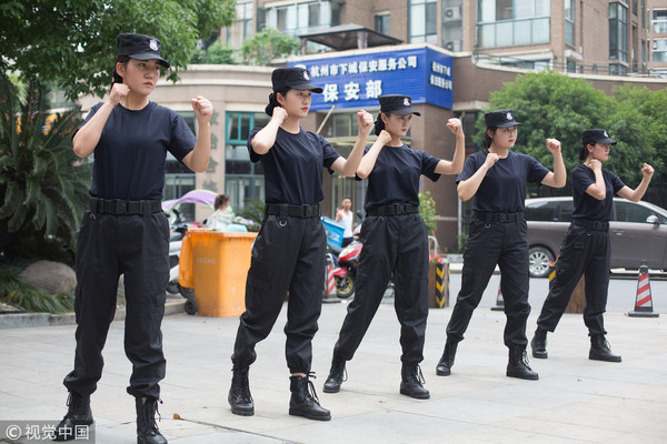 ▲▼杭州武林廣場近日出現11位身穿白制服、白手套，戴酷帥黑墨鏡的女子。（圖／CFP）