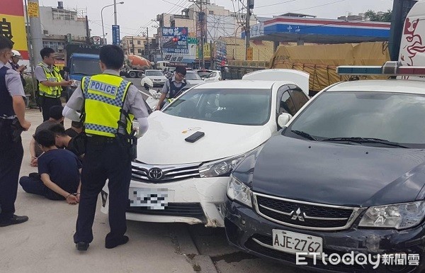 ▲嫌犯車輛與巡邏車二車車頭碰撞而停止。（圖／中壢警分局提供）