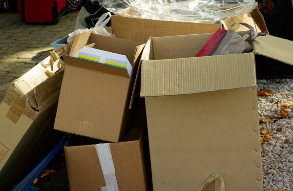 ▲▼紙箱、書箱、垃圾、廢紙箱             。（圖／取自免費圖庫pixabay）