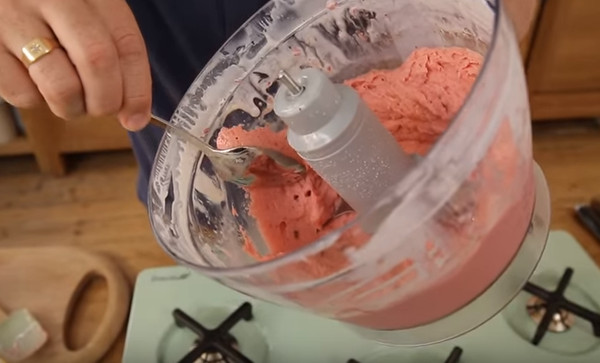 ▲▼45秒做草莓冰淇淋。（圖／翻攝自Youtube／傑米奧利佛）