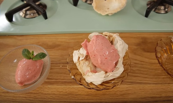 ▲▼45秒做草莓冰淇淋。（圖／翻攝自Youtube／傑米奧利佛）