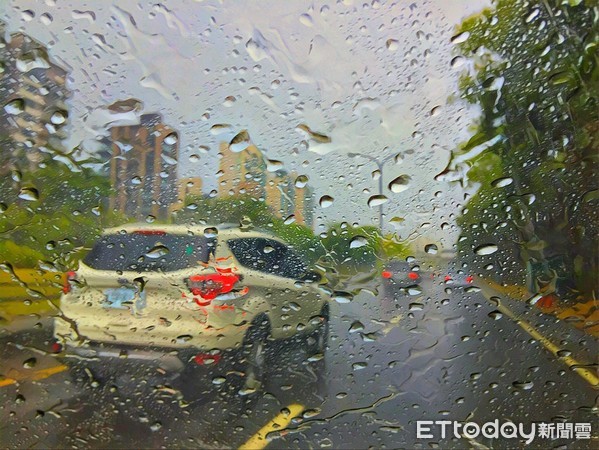 ▲▼  對流雨,行車安全,下雨天           。（圖／記者張一中攝）