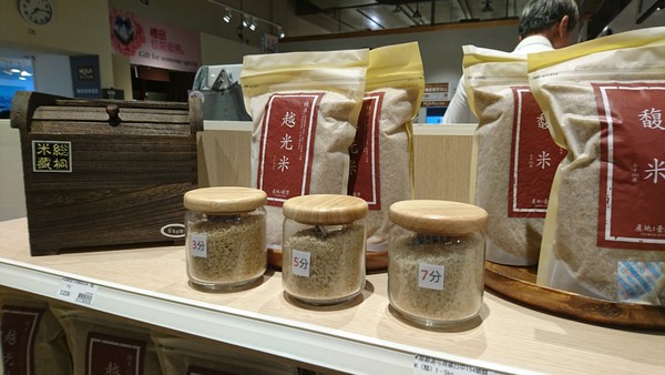 ▲HOLA推出現碾米服務。（圖／HOLA提供）