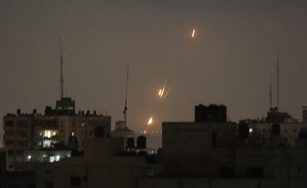 ▲▼巴勒斯坦好戰份子發射火箭彈攻擊以色列。（圖／達志影像／美聯社）