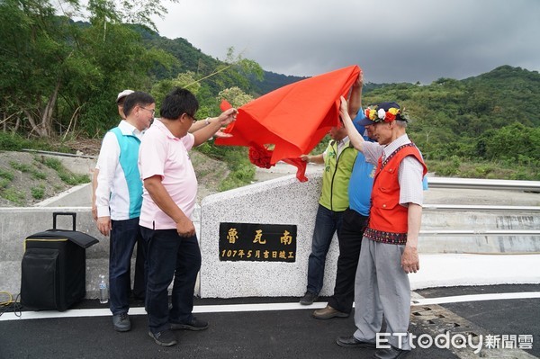 台東卑南鄉泰安村魯瓦南橋30日正式通車， 卑南鄉鄉長許文獻帶領著泰安村耆老、長者及貴賓徒步過橋，並為橋名及通車揭幕。（圖／卑南鄉公所提供）