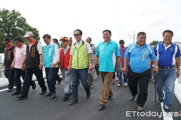 台東卑南鄉泰安村魯瓦南橋30日正式通車， 卑南鄉鄉長許文獻帶領著泰安村耆老、長者及貴賓徒步過橋，並為橋名及通車揭幕。（圖／卑南鄉公所提供）