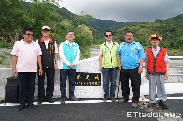 台東卑南鄉泰安村魯瓦南橋30日正式通車， 卑南鄉鄉長許文獻帶領著泰安村耆老、長者及貴賓徒步過橋，並為橋名及通車揭幕。（圖／卑南鄉公所提供）