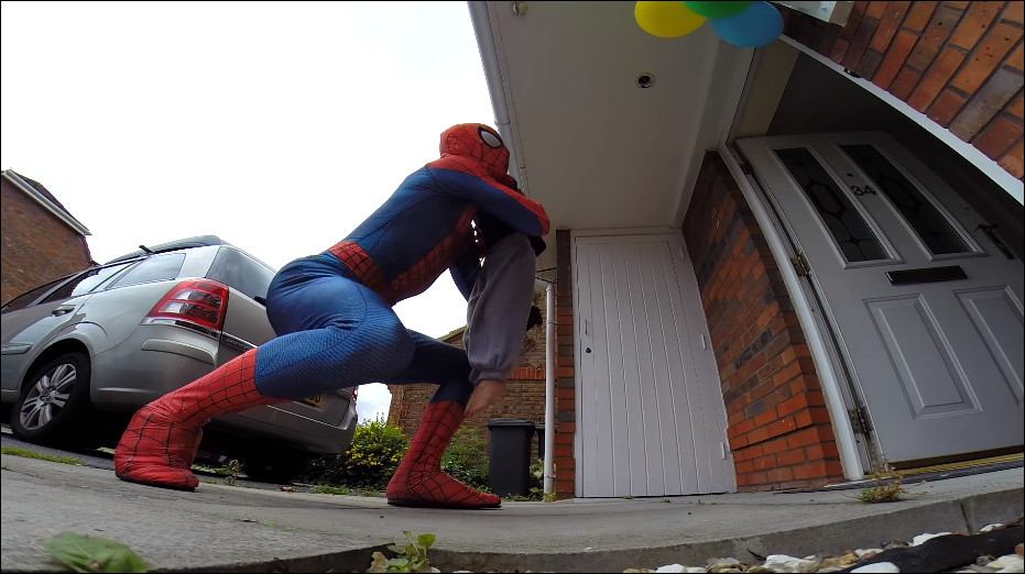 ▲英國一名30歲父親威爾遜（Mike Wilson）在罹患腦癌的5歲兒子生日當天，扮裝蜘蛛人給予驚喜。（圖／翻攝自YouTube／Mike Wilson 3RUN）
