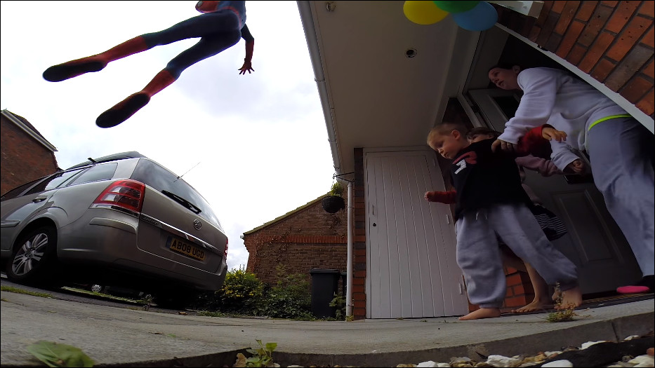 ▲英國一名30歲父親威爾遜（Mike Wilson）在罹患腦癌的5歲兒子生日當天，扮裝蜘蛛人給予驚喜。（圖／翻攝自YouTube／Mike Wilson 3RUN）