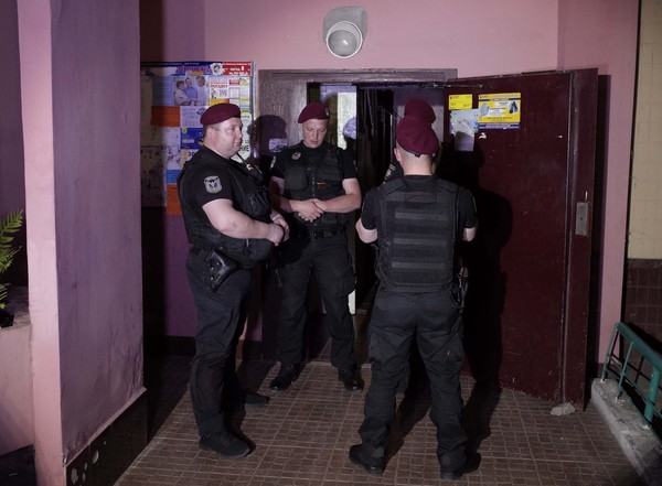 ▲▼烏克蘭警方在巴欽科「被暗殺」的公寓樓梯間站崗。（圖／路透社）