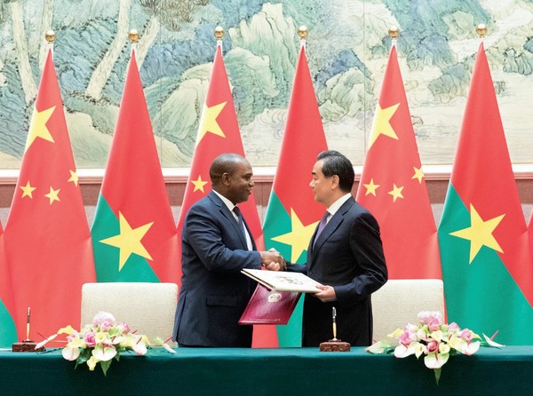 2018年5月26日，中國大陸外交部長王毅在北京與布吉納法索外長簽署聯合公報，雙方正式恢復外交關係。（圖／新華社攝）