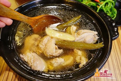 高雄平價百元土雞火鍋　超過18種雞湯可以選擇！