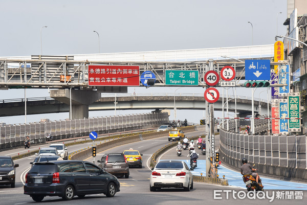 ▲▼台北橋,空氣污染,空汙,pm2.5,汽機車,通勤,交通,塞車,細懸浮微粒,移動污染源。（圖／記者李毓康攝）