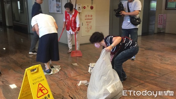 ▲法務部一樓大廳遭人丟擲汽油彈。（圖／記者楊佩琪攝）