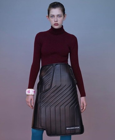 ▲▼2017年Balenciaga推出的皮裙被笑稱像汽車腳踏墊。（圖／翻攝自推特@BALENCIAGA）