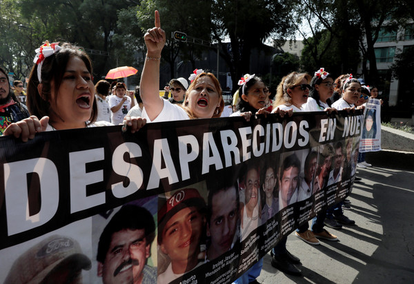 ▲▼ 墨西哥居民上街遊行，尋找離奇失蹤的家人。（圖／路透社）